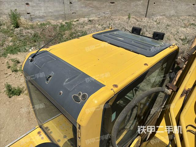 驾驶室顶部(整机外观) 驾驶室顶部(整机外观)