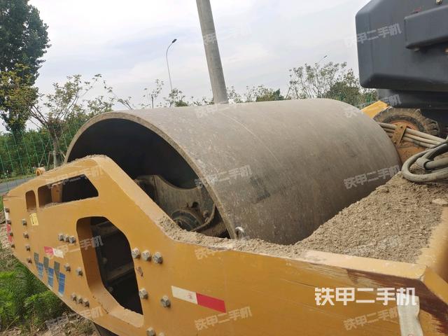 正后侧(压路机前后车架) 正后侧(压路机前后车架)