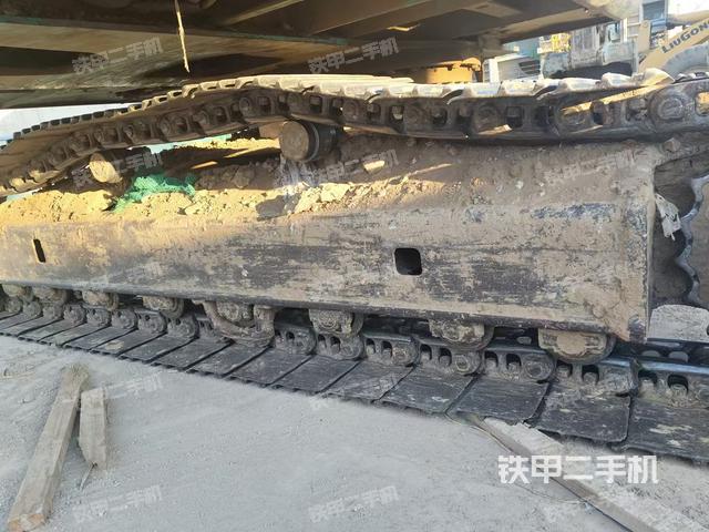 单侧履带整体(整机外观) 单侧履带整体(整机外观)