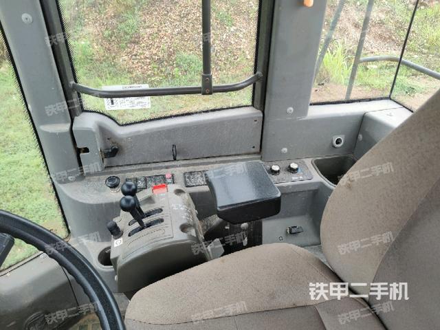 駕駛室內(nèi)部(駕駛室部分) 駕駛室內(nèi)部(駕駛室部分)