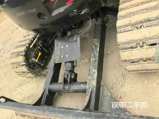 液压泵舱室正面整体（整机外观）