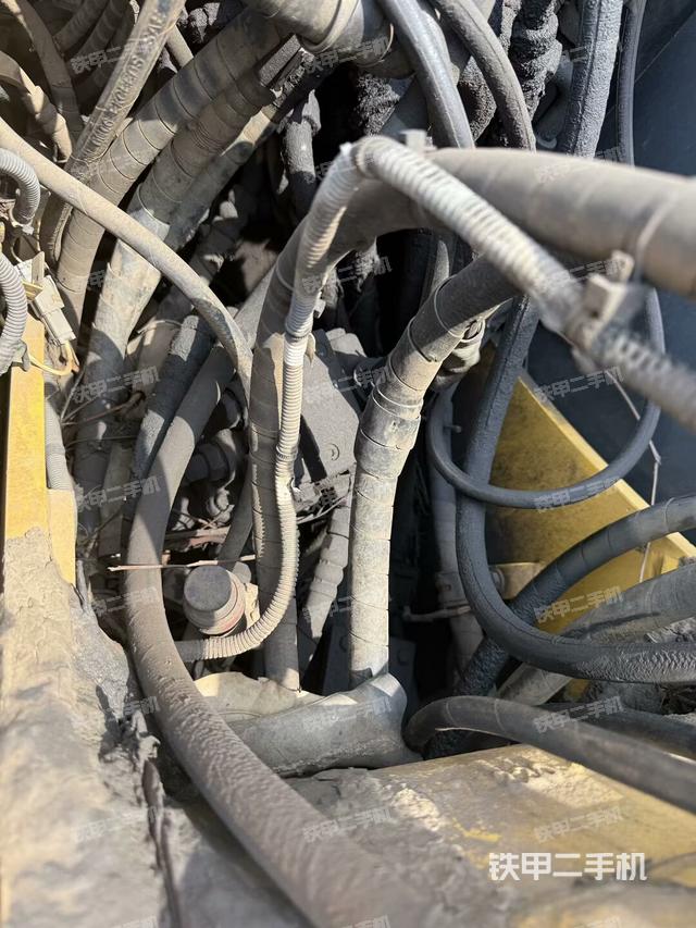 回转马达和主控阀(整机外观) 回转马达和主控阀(整机外观)