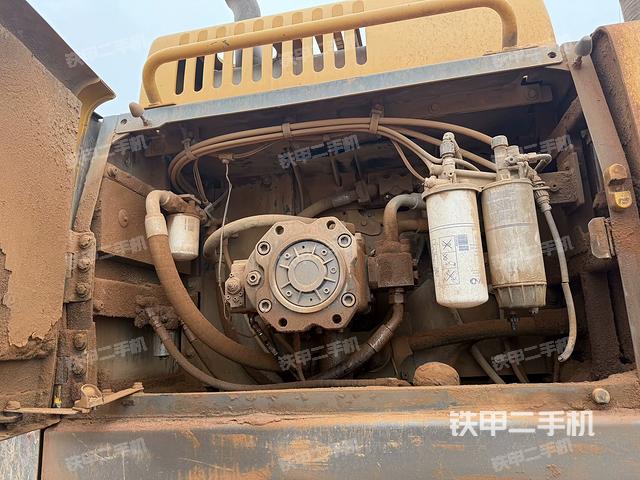 液压泵舱室正面整体(整机外观) 液压泵舱室正面整体(整机外观)