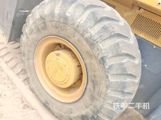 前轮左侧减震块连接及部件(压路机前后车架) 前轮左侧减震块连接及部件(压路机前后车架)