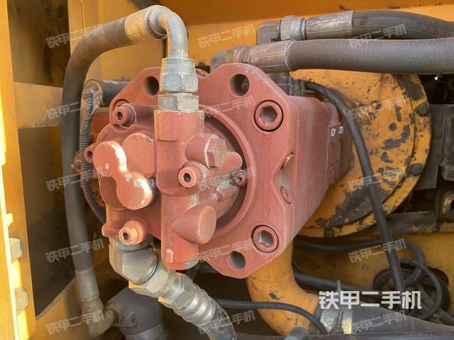 液压泵舱室正面整体(整机外观) 液压泵舱室正面整体(整机外观)