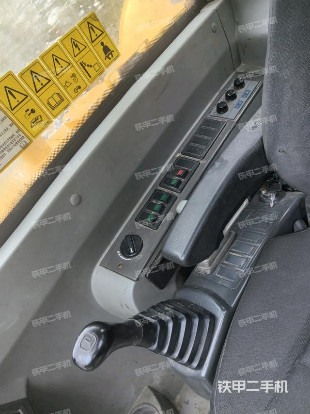 座椅右侧控制台/钥匙门/油门/含右手柄(驾驶室部分) 座椅右侧控制台/钥匙门/油门/含右手柄(驾驶室部分)