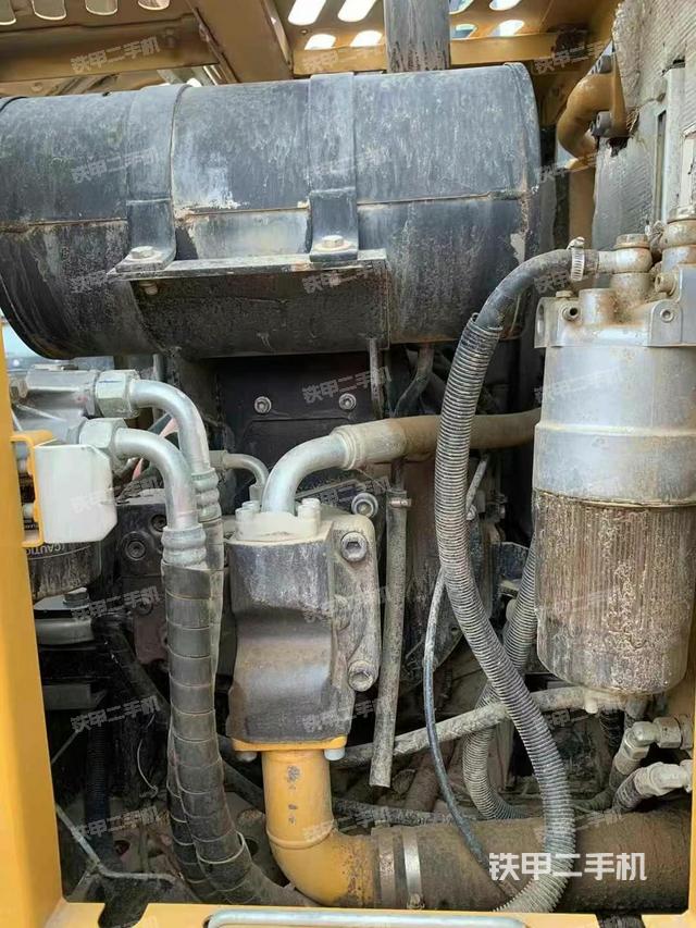 液压泵舱室正面整体（整机外观）