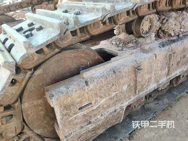 單側(cè)履帶整體(整機(jī)外觀) 單側(cè)履帶整體(整機(jī)外觀)