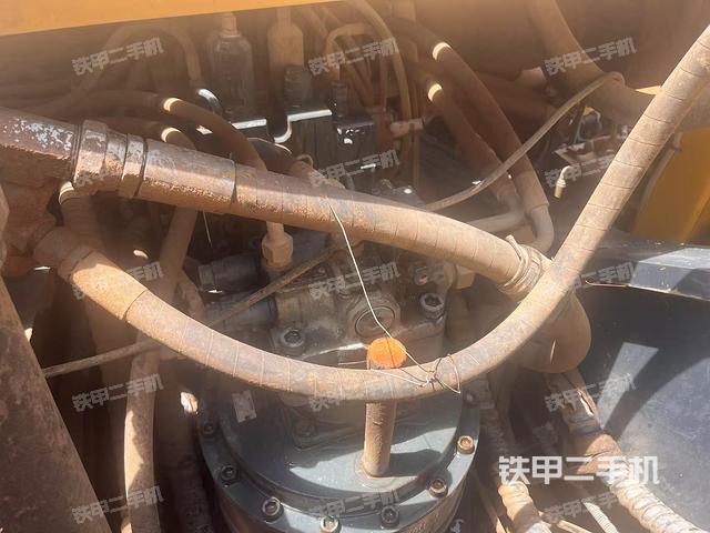 回轉(zhuǎn)馬達(dá)和主控閥(整機(jī)外觀) 回轉(zhuǎn)馬達(dá)和主控閥(整機(jī)外觀)