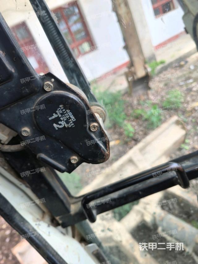 行走控制手柄和踏板 俯拍(驾驶室部分) 行走控制手柄和踏板 俯拍(驾驶室部分)