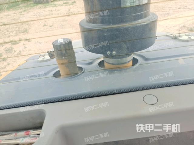 操作台全景(压路机驾驶室) 操作台全景(压路机驾驶室)