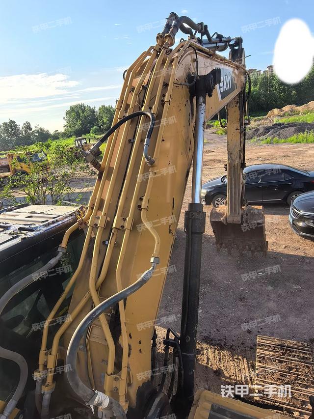 大臂背部俯視(工作和回轉(zhuǎn)裝置) 大臂背部俯視(工作和回轉(zhuǎn)裝置)