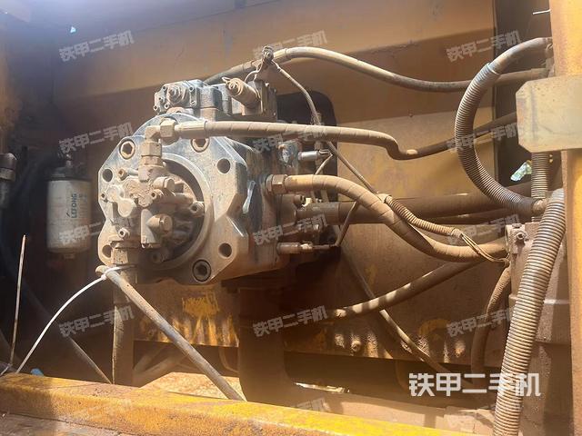 液壓泵艙室正面整體(整機(jī)外觀) 液壓泵艙室正面整體(整機(jī)外觀)