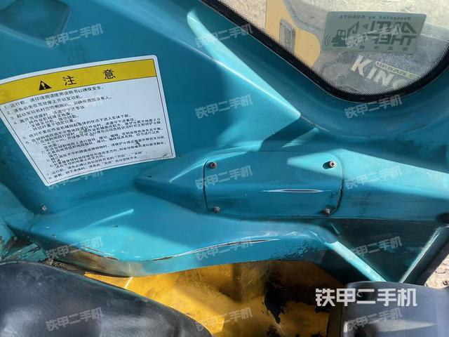 駕駛室頂部(整機外觀) 駕駛室頂部(整機外觀)