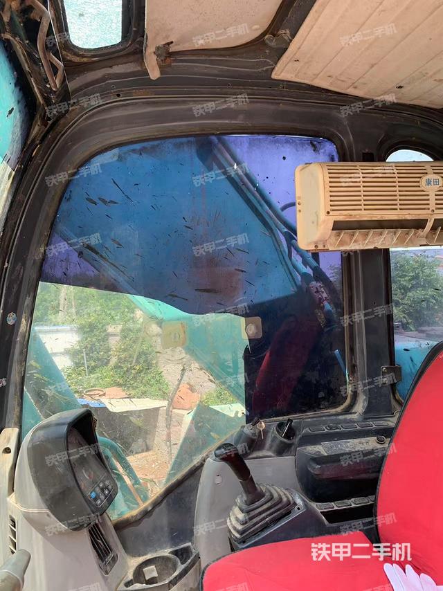 驾驶室整体(整机外观) 驾驶室整体(整机外观)