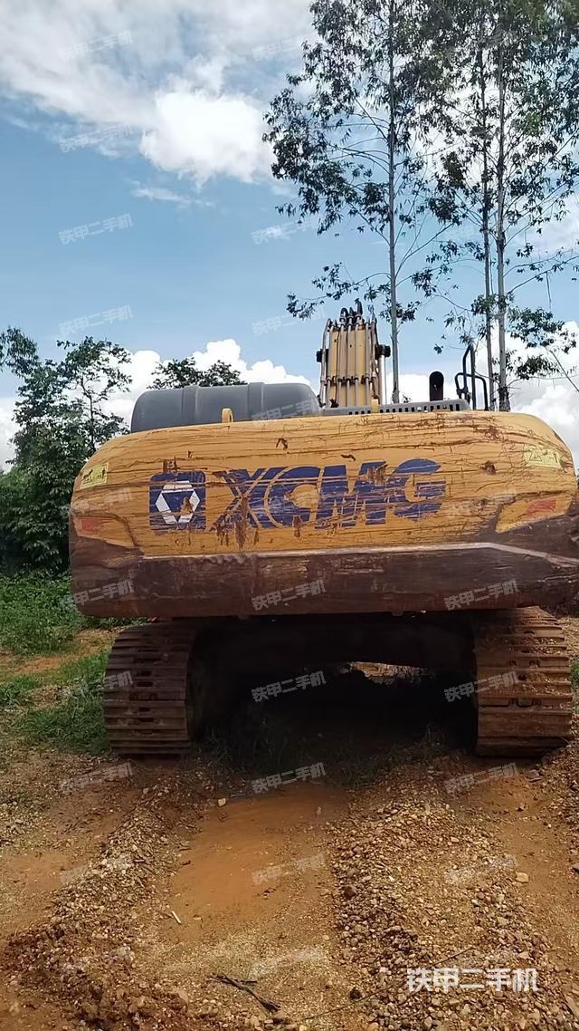 駕駛室頂部(整機(jī)外觀) 駕駛室頂部(整機(jī)外觀)