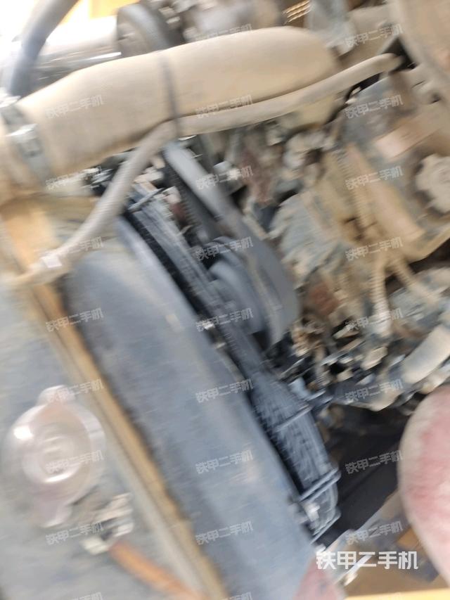 发动机上部全景(压路机发动机舱) 发动机上部全景(压路机发动机舱)