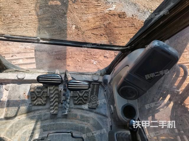 行走控制手柄和踏板 俯拍(驾驶室部分) 行走控制手柄和踏板 俯拍(驾驶室部分)