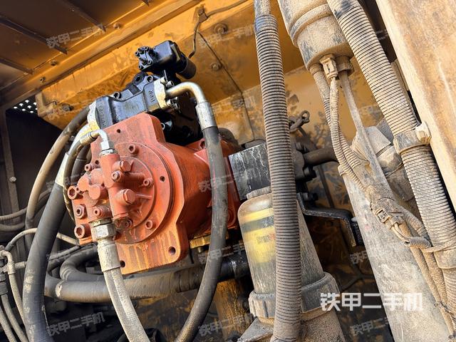 液压泵舱室正面整体（整机外观）