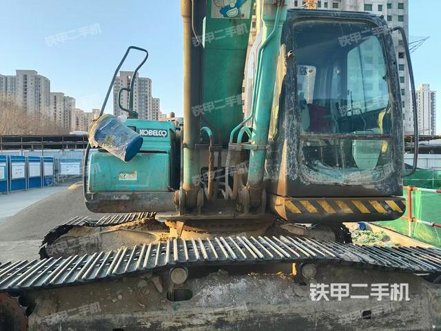 驾驶室顶部(整机外观) 驾驶室顶部(整机外观)