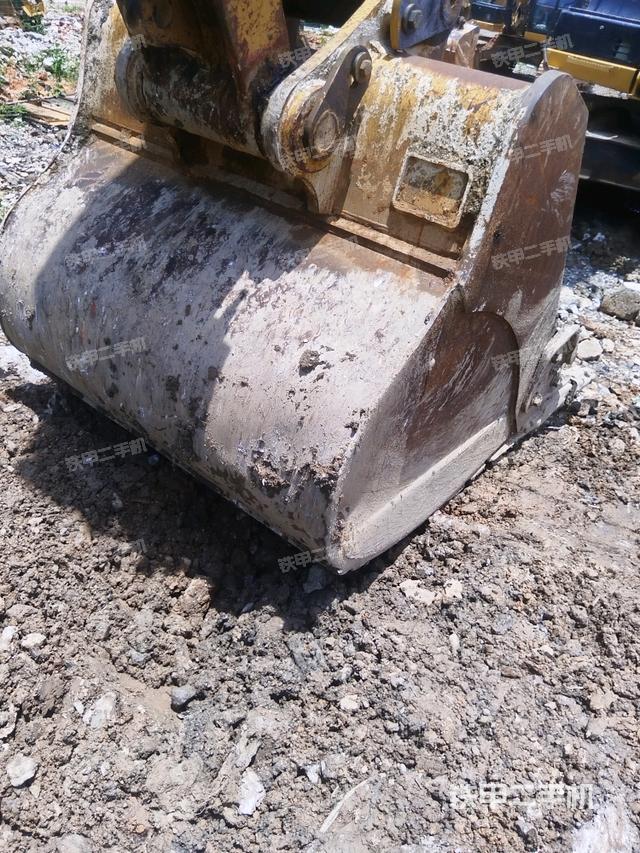 鏟斗右后整體(工作和回轉(zhuǎn)裝置) 鏟斗右后整體(工作和回轉(zhuǎn)裝置)