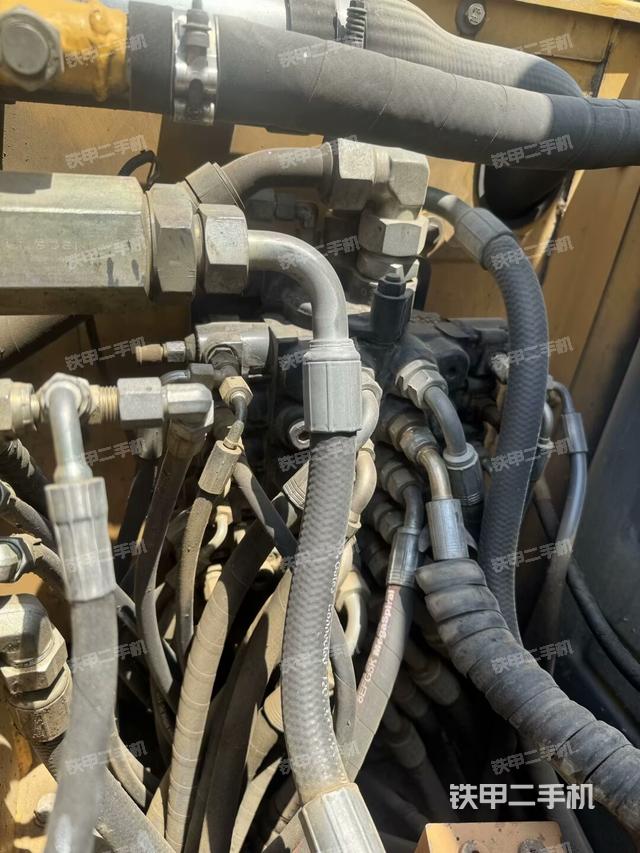 回轉(zhuǎn)馬達(dá)和主控閥(整機(jī)外觀) 回轉(zhuǎn)馬達(dá)和主控閥(整機(jī)外觀)