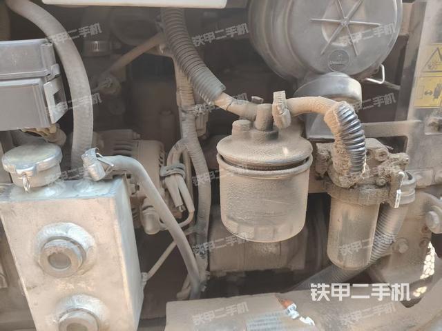 液压泵舱室正面整体（整机外观）