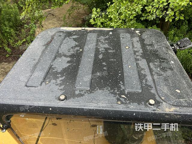 驾驶室顶部(整机外观) 驾驶室顶部(整机外观)