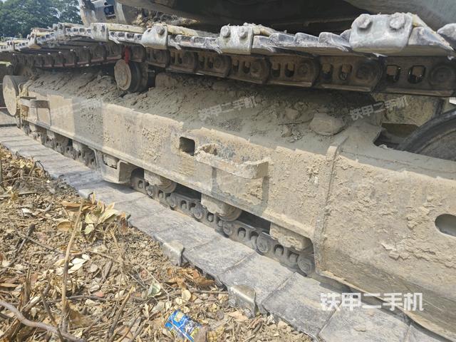 單側(cè)履帶整體(整機(jī)外觀) 單側(cè)履帶整體(整機(jī)外觀)