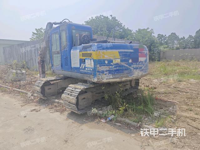 駕駛室頂部(整機(jī)外觀) 駕駛室頂部(整機(jī)外觀)