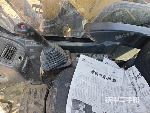 座椅右側(cè)控制臺/鑰匙門/油門/含右手柄(駕駛室部分) 座椅右側(cè)控制臺/鑰匙門/油門/含右手柄(駕駛室部分)