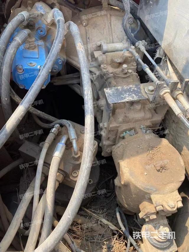 回转马达和主控阀(整机外观) 回转马达和主控阀(整机外观)