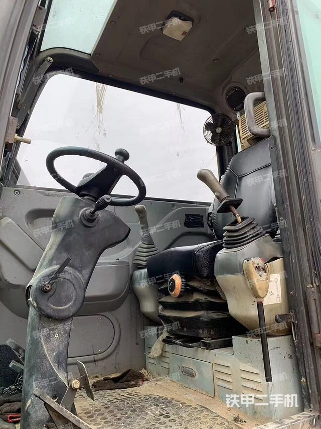 駕駛室整體(整機(jī)外觀) 駕駛室整體(整機(jī)外觀)