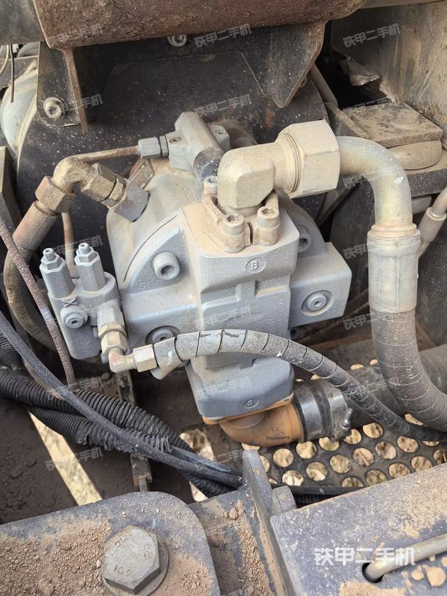 液壓泵艙室正面整體(整機外觀) 液壓泵艙室正面整體(整機外觀)