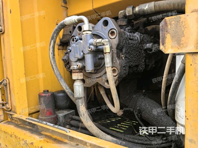 液压泵舱室正面整体(整机外观) 液压泵舱室正面整体(整机外观)