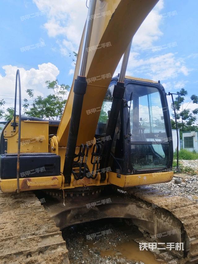 大臂油缸整体 竖拍(工作和回转装置) 大臂油缸整体 竖拍(工作和回转装置)