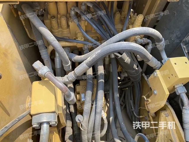 回转马达和主控阀(整机外观) 回转马达和主控阀(整机外观)