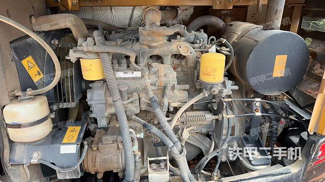 液壓泵艙室正面整體(整機(jī)外觀) 液壓泵艙室正面整體(整機(jī)外觀)