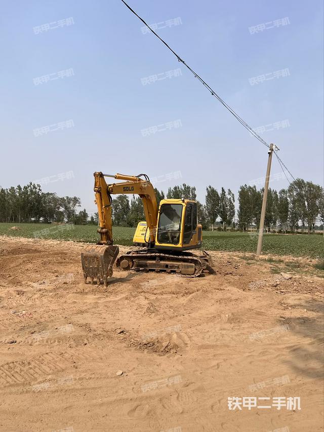 駕駛室整體(整機(jī)外觀) 駕駛室整體(整機(jī)外觀)