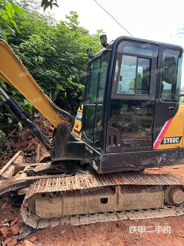 駕駛室整體(整機(jī)外觀) 駕駛室整體(整機(jī)外觀)