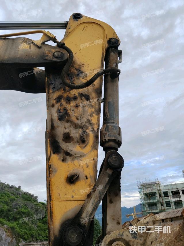 小臂整体左后(工作和回转装置) 小臂整体左后(工作和回转装置)