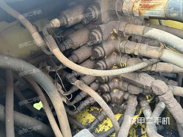 回转马达和主控阀(整机外观) 回转马达和主控阀(整机外观)