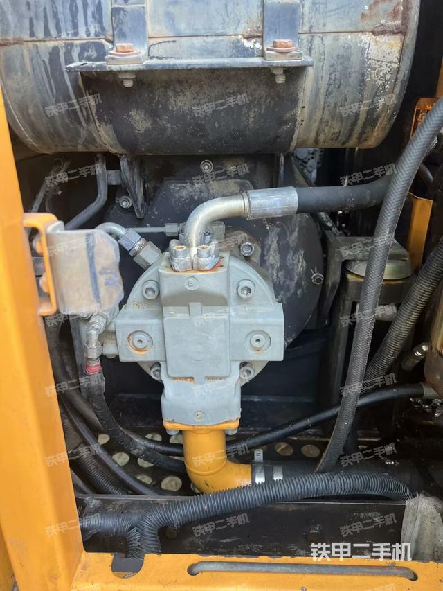 液压泵舱室正面整体(整机外观) 液压泵舱室正面整体(整机外观)