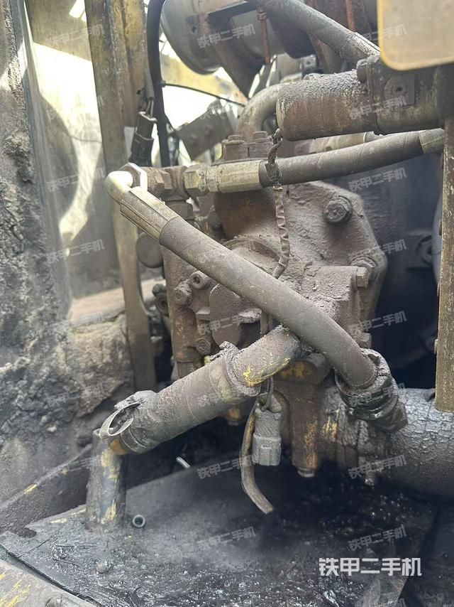 液压泵舱室正面整体(整机外观) 液压泵舱室正面整体(整机外观)