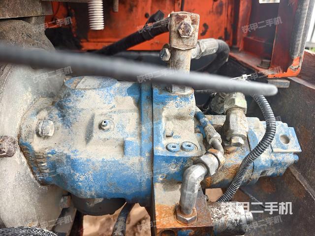 液压泵舱室正面整体(整机外观) 液压泵舱室正面整体(整机外观)