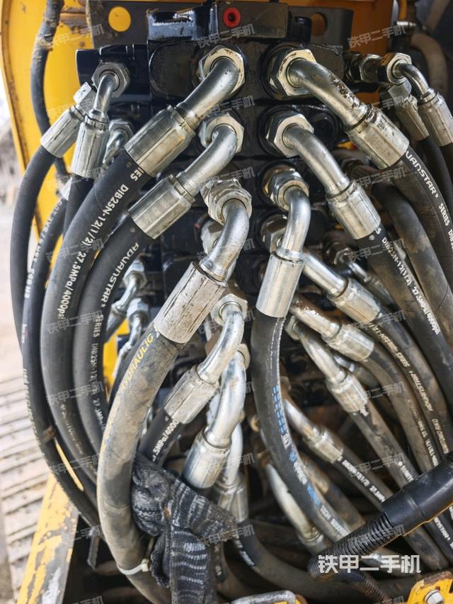 回转马达和主控阀(整机外观) 回转马达和主控阀(整机外观)