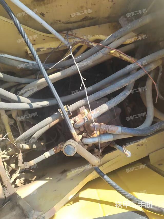 回转马达和主控阀(整机外观) 回转马达和主控阀(整机外观)