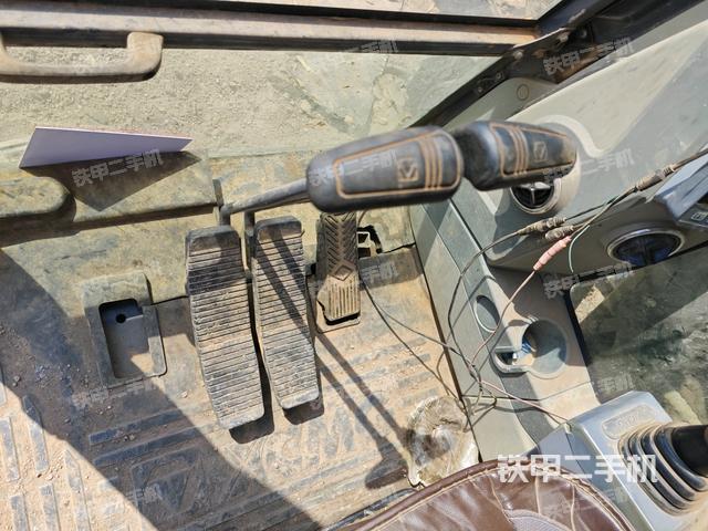 行走控制手柄和踏板 俯拍(驾驶室部分) 行走控制手柄和踏板 俯拍(驾驶室部分)