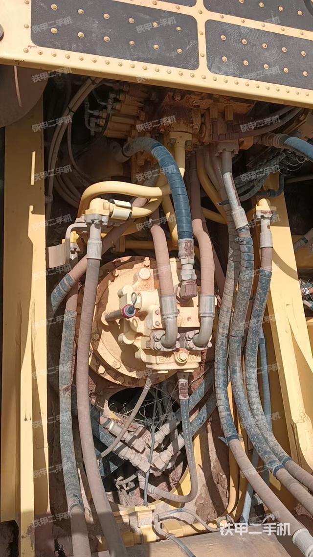 液压泵舱室正面整体(整机外观) 液压泵舱室正面整体(整机外观)