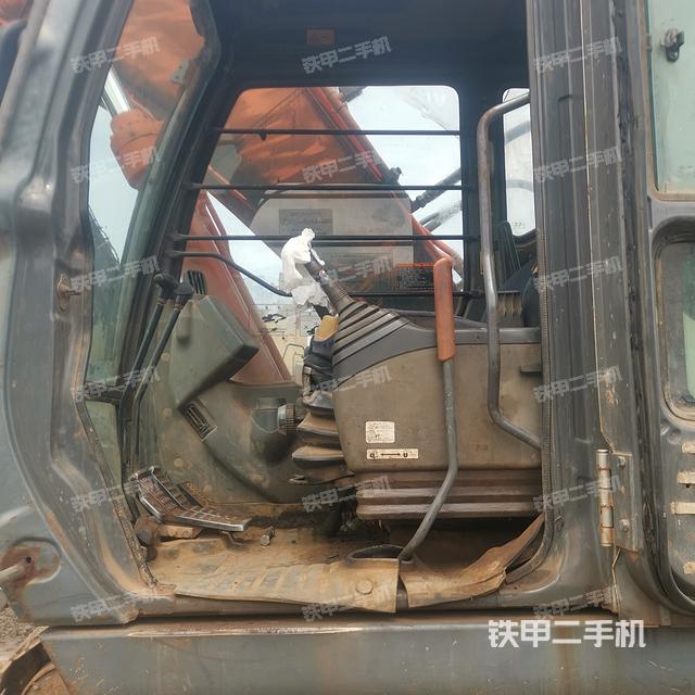 驾驶室整体(整机外观) 驾驶室整体(整机外观)